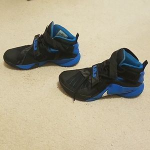 Basketball shoes